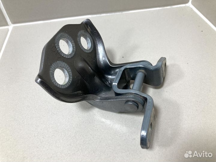 Петля правой двери нижняя Ssang Yong Actyon NEW