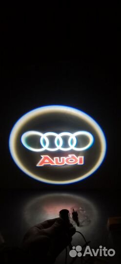 Проекция в двери Audi