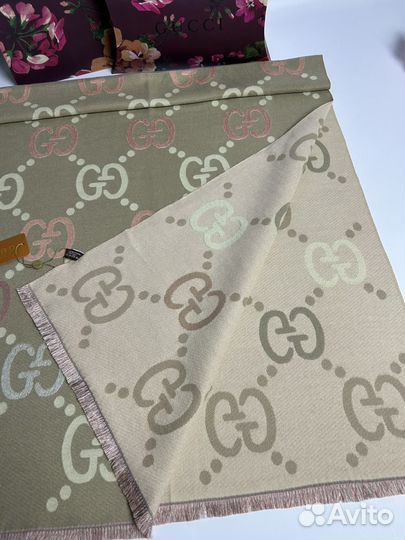 Кашемировый палантин Gucci бежевый с перламутром