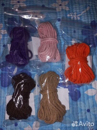 Цветные фитили и деревянные держатели для свечей