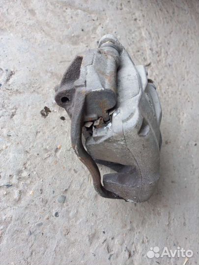 Супорт передний правый Mercedes w211