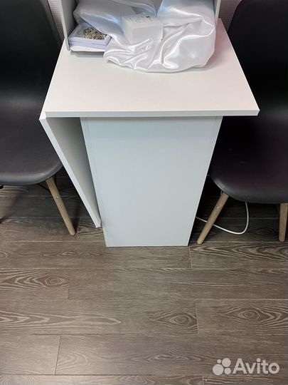 Складной маникюрный стол