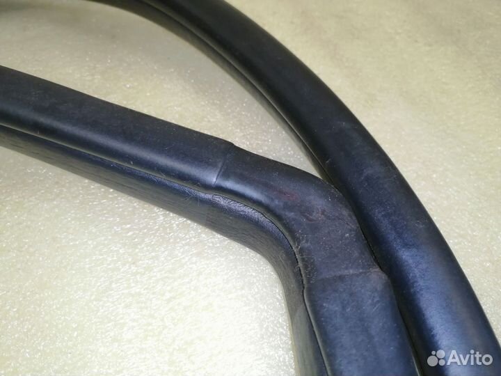 Уплотнитель задней двери Toyota RAV4 Xa20