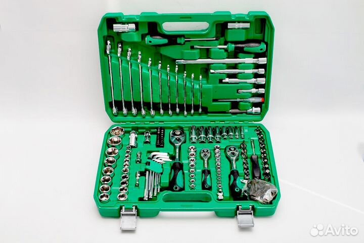 Набор инструментов в чемодане