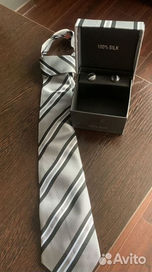 Галстук шелковый и запонки. В подарочной упаковке