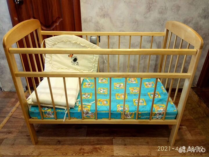 Кровать детская с маятником