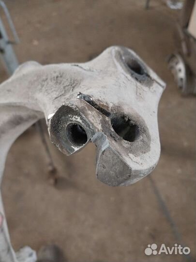 Кулак поворотный передний левый ауди а4 2012 года