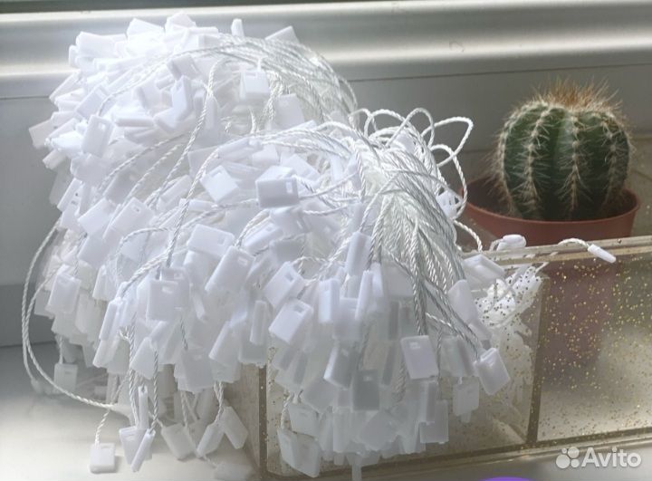 Бирки с белыми биркодержателями