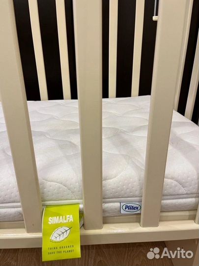 Детская кроватка с маятником и матрасом