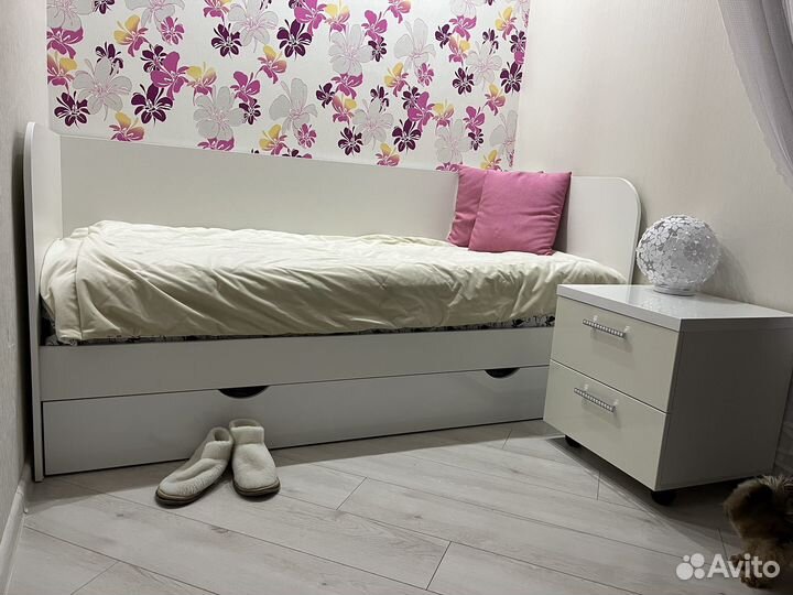 Кровати и тумбочки