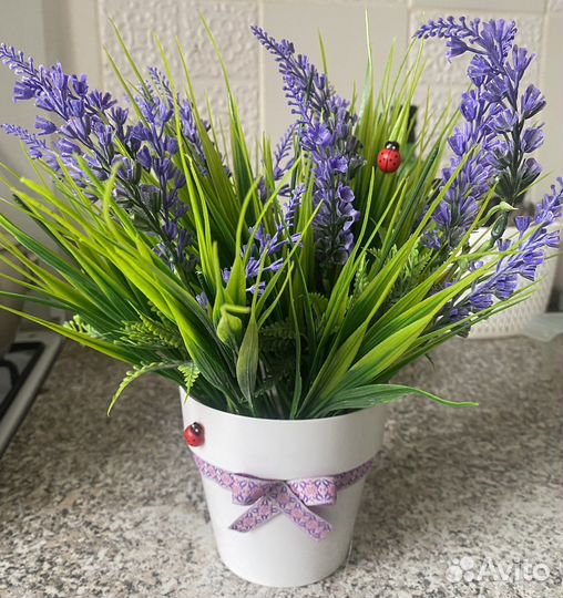 Искусственные цветы в горшках