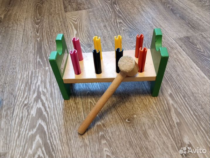 Игрушки, машины, стаканчики-башня, стучалка и т.п