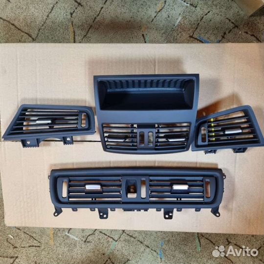 Вентиляционная решетка средняя BMW F10