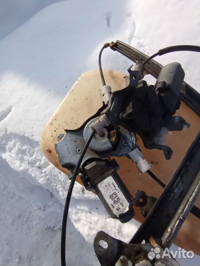 Стеклоподъемник передний Nissan Almera N16