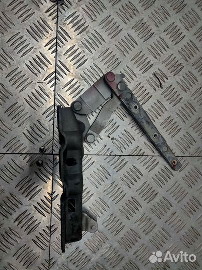 Б/У петля капота передний правый Mercedes-Benz