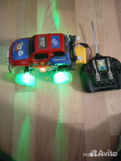 Машина на радиоуправлении и маски