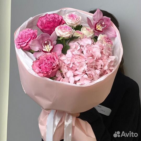Нежный розовый букет с орхидеями