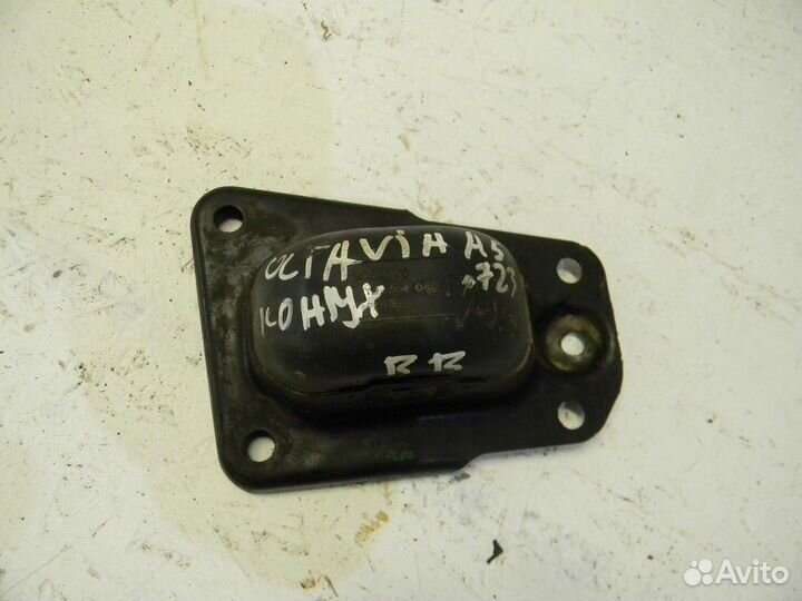 Кронштейн (п.з.к.) Octavia (A5 1Z) 2004-2013