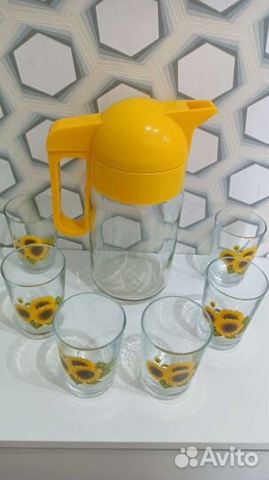 Кувшин со стаканами, графин, бокалы, бутыли