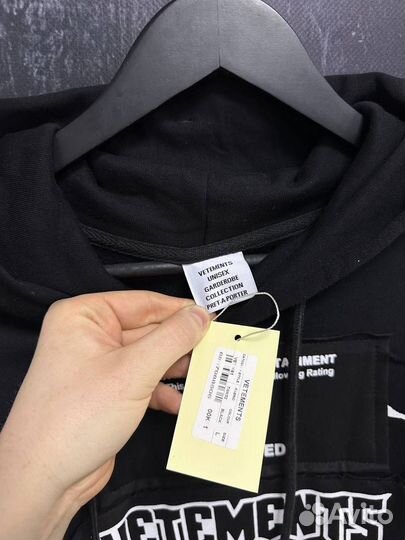 Vetements худи hardcore на руках (топ 2025)