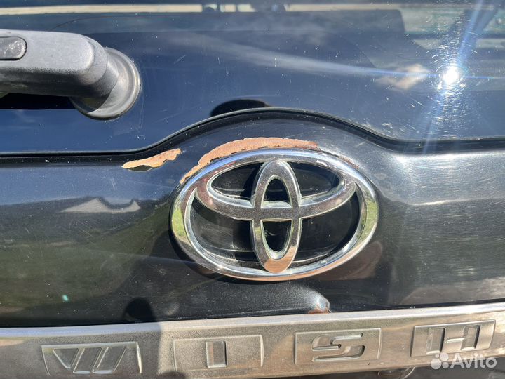 Пятая дверь тойота виш 2003г.в