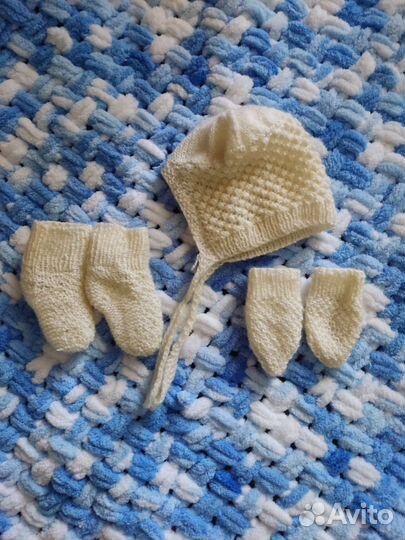 Комплект варежки, носочки и шапка ручной работы