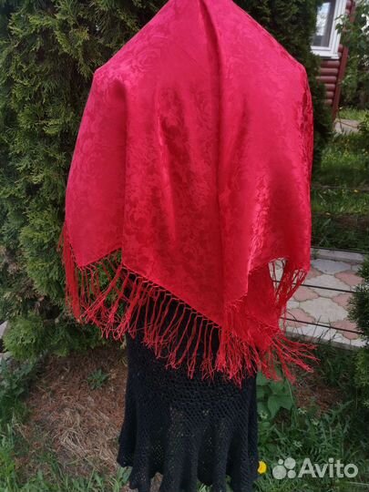 Ярко красный шёлк платок