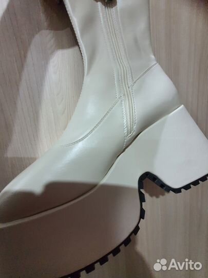 Зима на платформе бел и чер и сандали бел 40раз