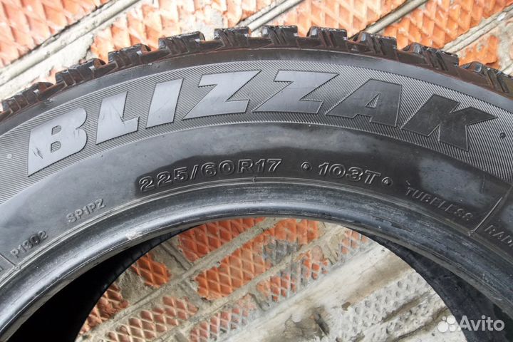 Bridgestone Blizzak Spike-01 225/60 R17