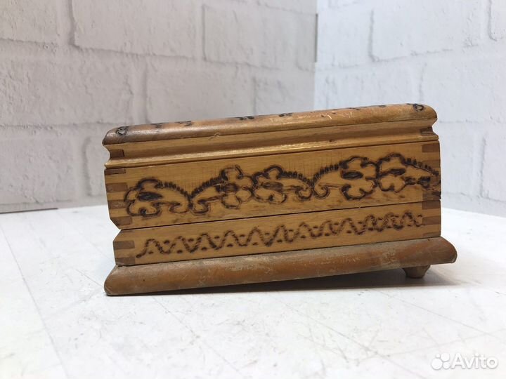 Деревянная шкатулка