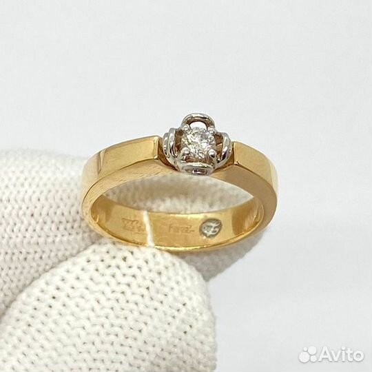 Золотое кольцо с бриллиантом 15,5р