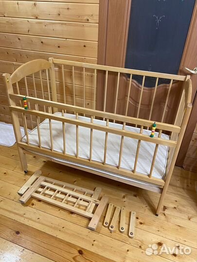 Детская кроватка с маятником и матрасом