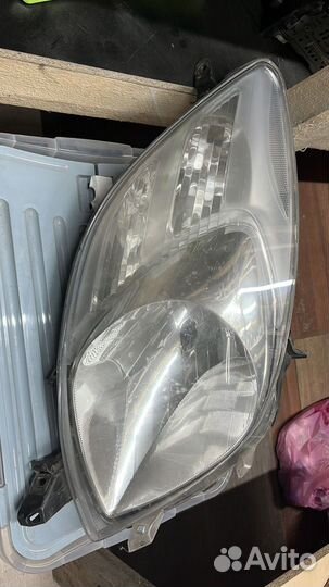Фара левая Toyota Yaris
