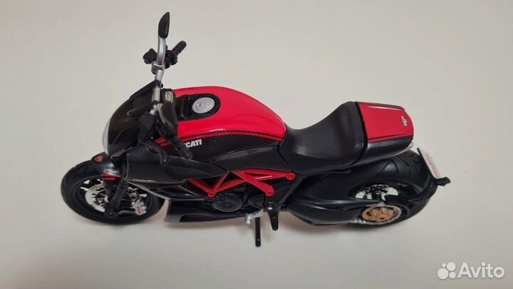 Модель мотоцикла Maisto Ducati Diavel Carbon