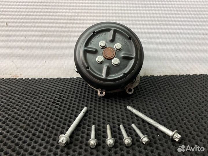 Насос водяной (помпа) Mercedes-Benz C-Class W204