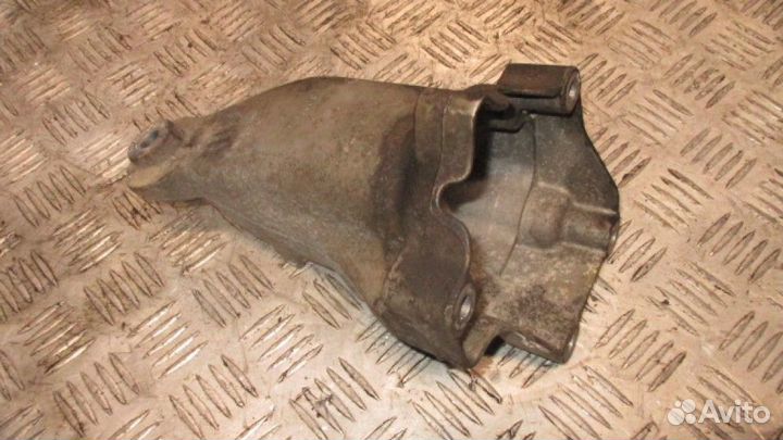 Кронштейн двигателя правый Mercedes-Benz E W212