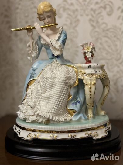 Статуэтка фарфор