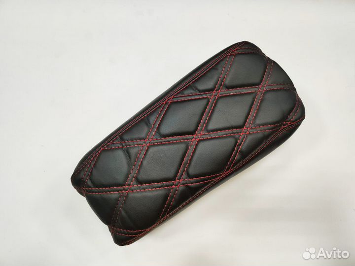 Чехол подлокотника Веста красный 2й ромб