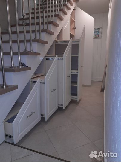 Система хранения под лестницей (шкафы)