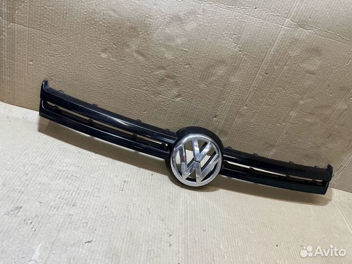 Черная глянцевая вставка решетки радиатора Гольф 6