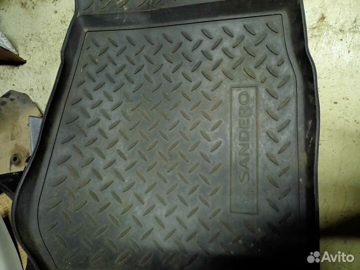 Резиновый коврик задний левый Renault Sandero I