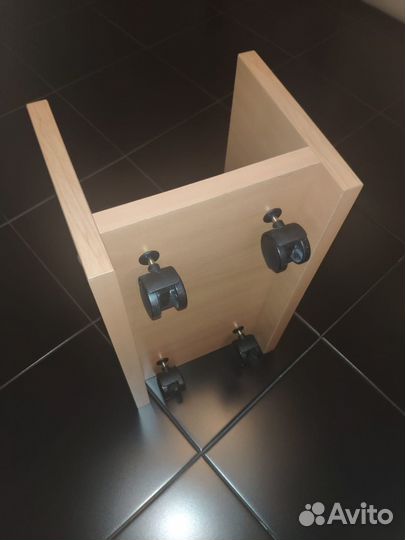 Напольная подставка для компьютера, на роликах