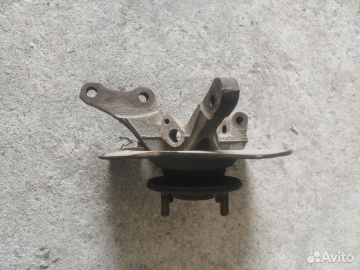 Кулак поворотный передний левый Lancer IX