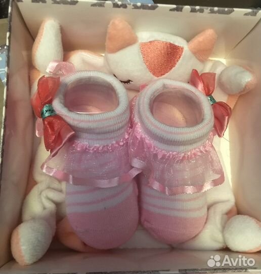 Подарок на рождение, игрушка и пинетки