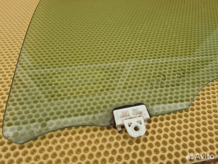 Стекло двери заднее левое Infiniti M35 Y50