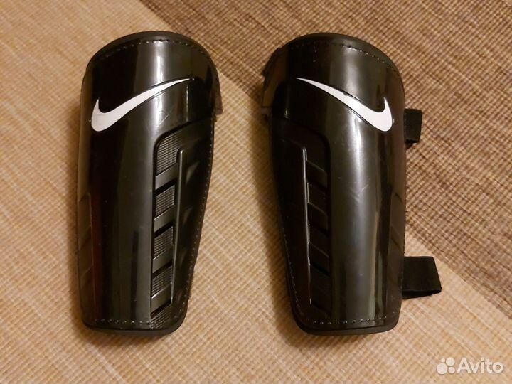 Детские футбольные щитки nike