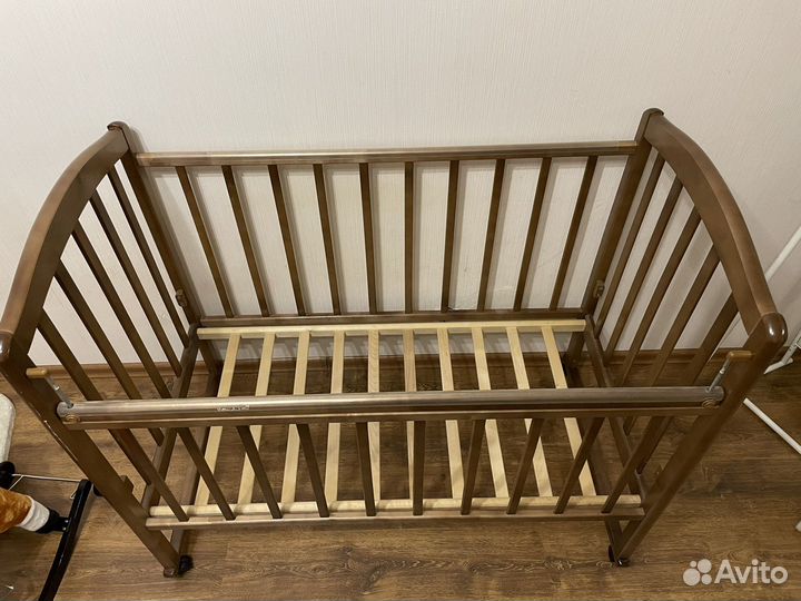 Детская кроватка с колесиками