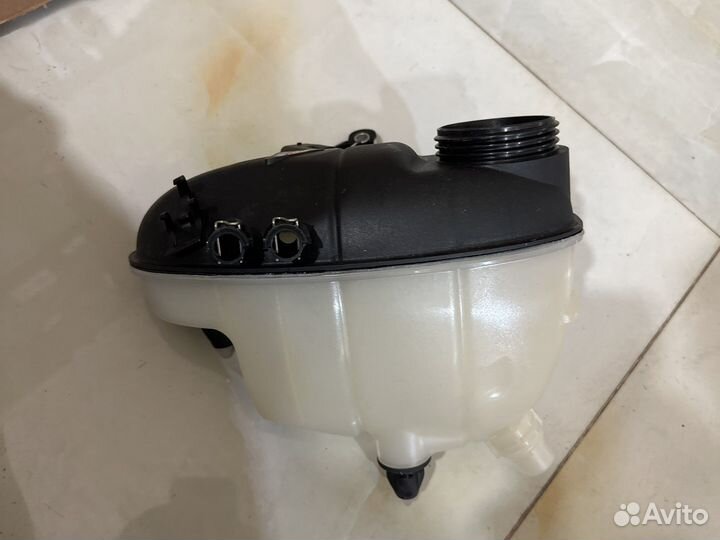 Расширительный бачок радиатора на Мерседес 222