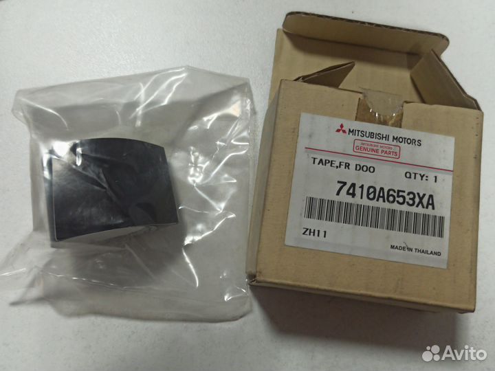 Наклейка передней двери 7410A653XA