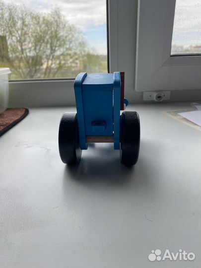 Синий трактор деревянный